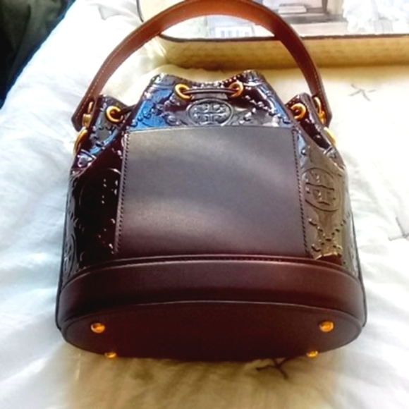 Tory Burch T Monogram Patent Embossed Bucket Bag & Wallet in Albarossa - Picture 12 of 17
